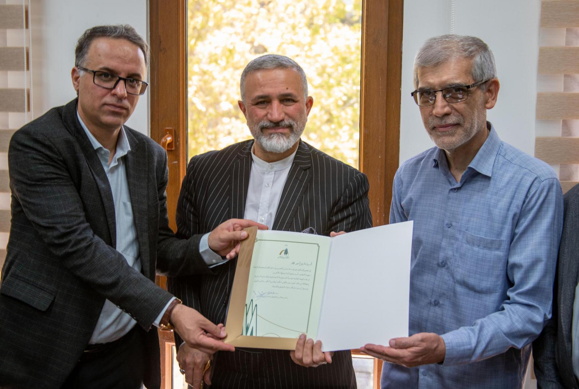 تقدیر از دانشجوی عراقی دانشگاه بغداد در نشست بنیاد خیرین (حامیان) مدرس