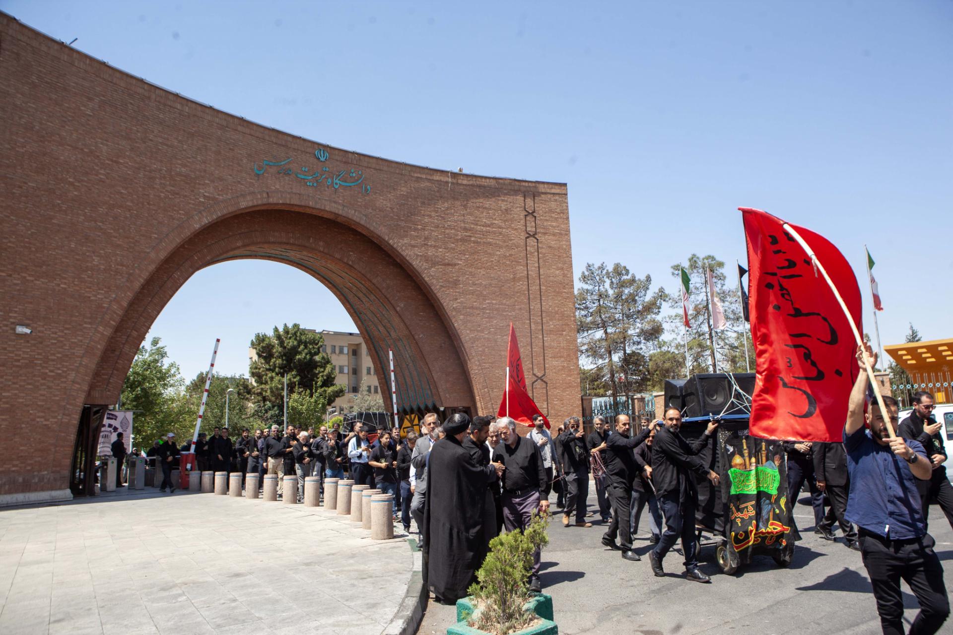 برپایی دسته عزاداری دانشگاه تربیت مدرس در سوگ شهادت حضرت اباعبدالله الحسین(ع)